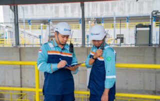 Operator IPA Bekasi memastikan proses pengolahan air berjalan sesuai standar.