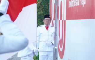 Direktur Utama PT WTJJ, Rendy Ardiansyah menjadi pengibar bendera di peringatan HUT RI WIKA Group.