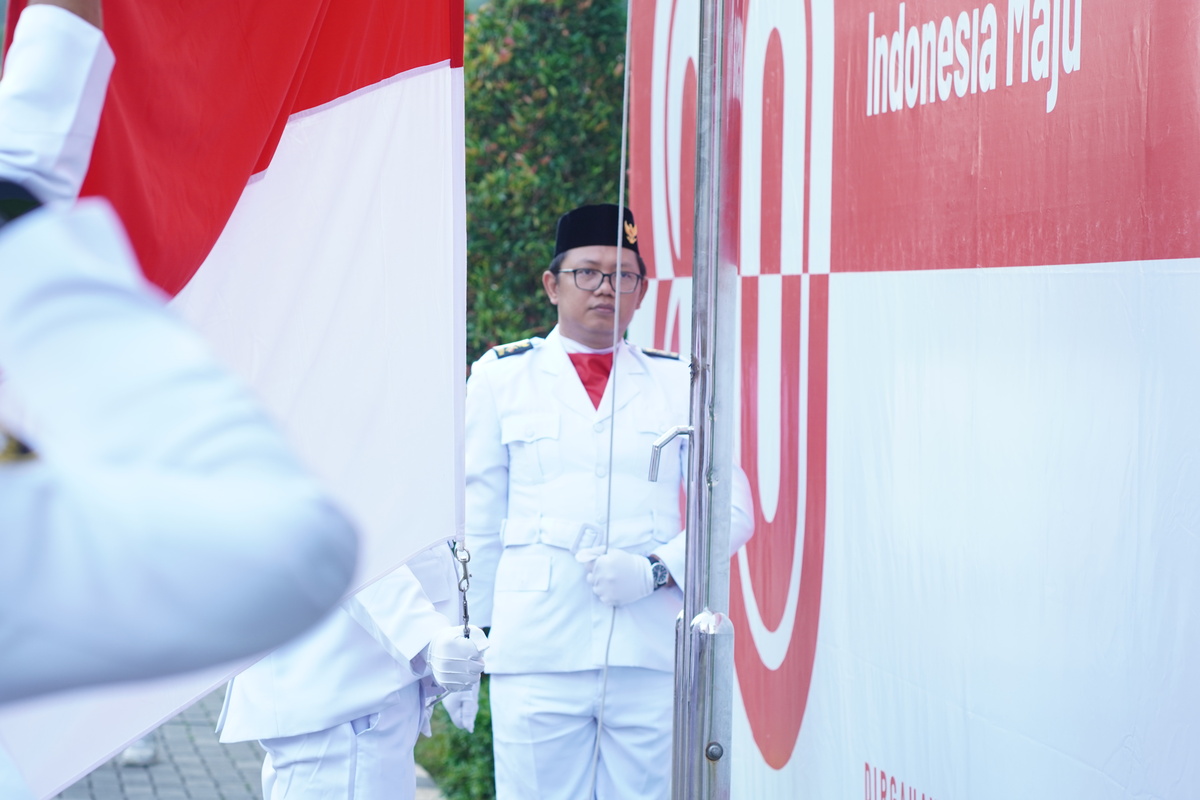 Direktur Utama PT WTJJ, Rendy Ardiansyah menjadi pengibar bendera di peringatan HUT RI WIKA Group.