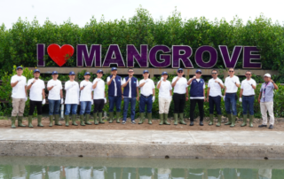 WIKA group menanam pohon Mangrove